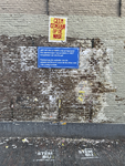 903598 Afbeelding van een bord op een muur in de stad Utrecht met de mededeling dat deze muur geen vrije plakplaats is. ...
